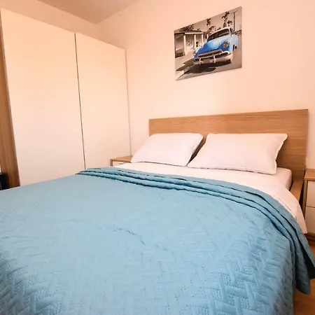 Lenora Apartment Split