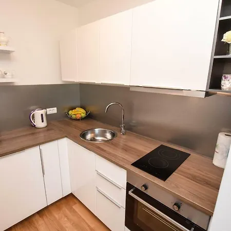 Lenora Apartment